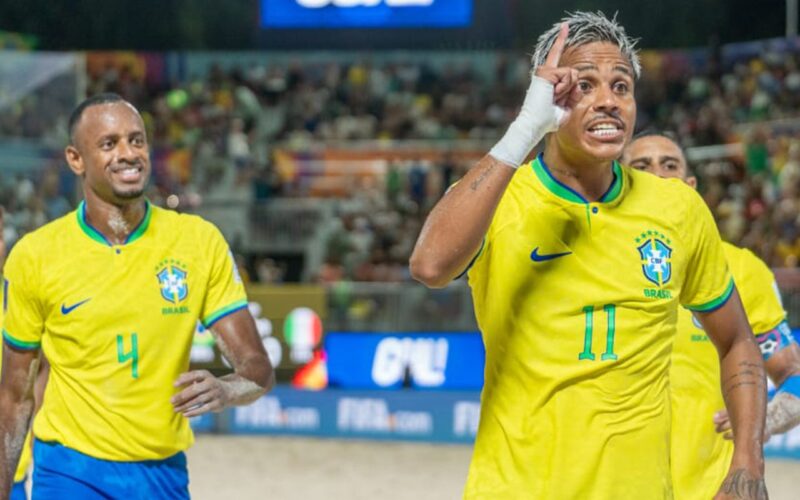 De forma dramática, Brasil vence Itália no Mundial de futebol de praia