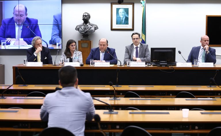 Debatedores criticam Argentina por acirrar disputas no rio Paraná - Notícias