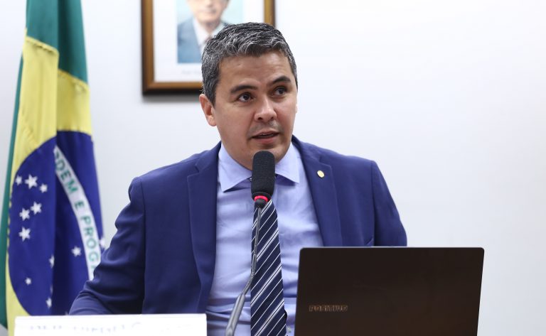 Debatedores pedem lei que autorize alunos a ingressar em universidades antes de concluir ensino médio - Notícias