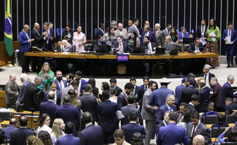 Deputados analisam projeto que exige botão de pânico em aplicativos de transporte; acompanhe - Notícias