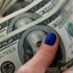 Dólar cai para R$ 5,60, e bolsa fecha em máxima histórica