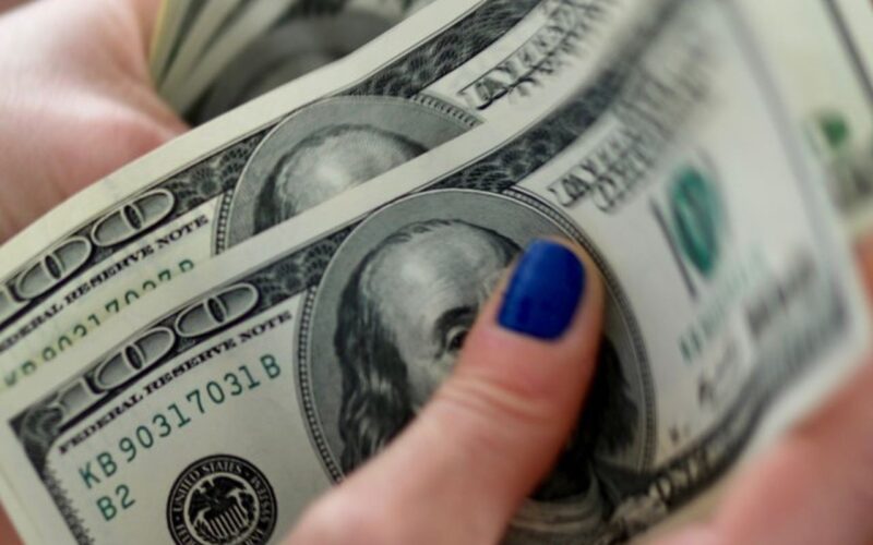 Dólar cai para R$ 5,60, e bolsa fecha em máxima histórica