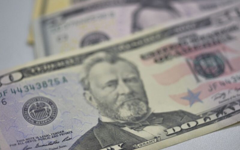 Dólar cai para R$ 5,66 após Copom e acordo entre EUA e Reino Unido