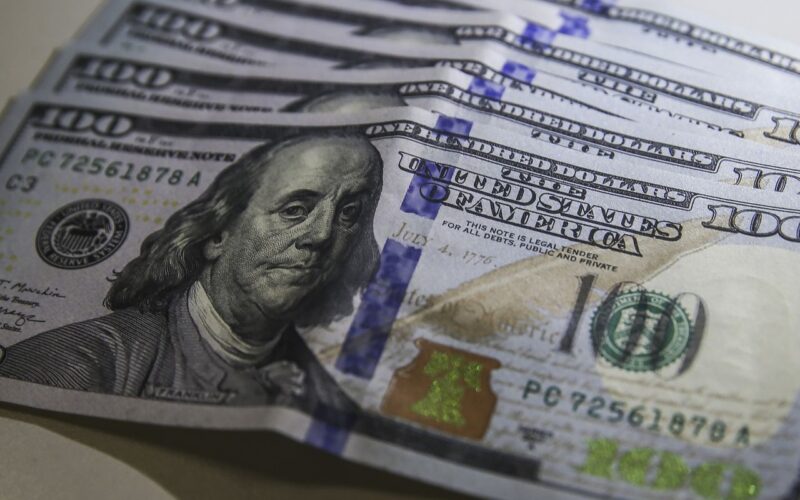 Dólar cai para R$ 5,66 após suspensão de tarifas de Trump