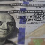 Dólar inicia mês em baixa com chances de negociação entre EUA e China