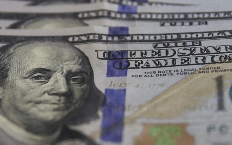 Dólar inicia mês em baixa com chances de negociação entre EUA e China