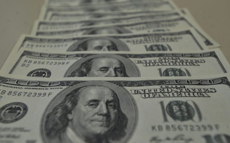 Dólar sobe para R$ 5,68 com dados fortes da economia dos EUA
