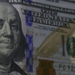 Dólar sobe para R$ 5,74 à espera de Copom