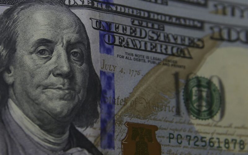Dólar sobe para R$ 5,74 à espera de Copom