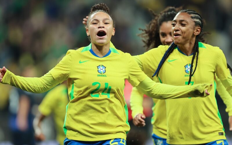 Dudinha brilha e seleção feminina derrota Japão no frio paulistano