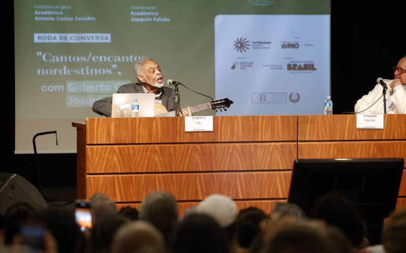 Encontro sobre Suassuna transforma-se em show de Gilberto Gil na ABL