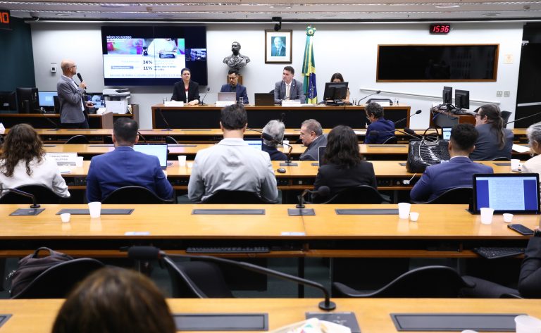 Especialistas defendem abordagem crítica da educação digital no novo PNE - Notícias