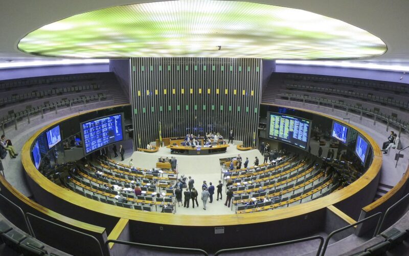 Especialistas vêem manobra jurídica em decisão da Câmara sobre golpe