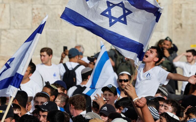 Extrema-direita confronta palestinos em marcha anual em Jerusalém