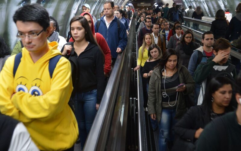 Falha no Metrô de São Paulo causa lentidão; estações estão lotadas