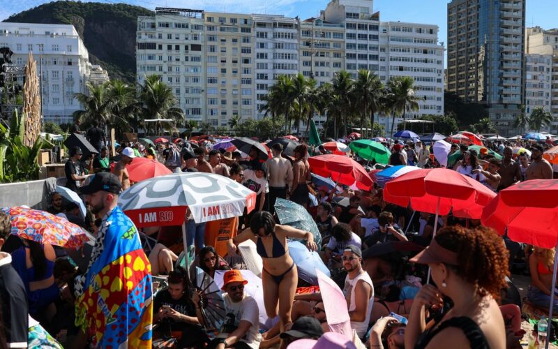 Fãs de Lady Gaga acampam nas areias de Copacabana para ver show