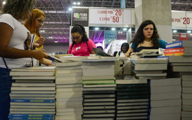 Faturamento de editoras de livros cresce menos que inflação em 2024