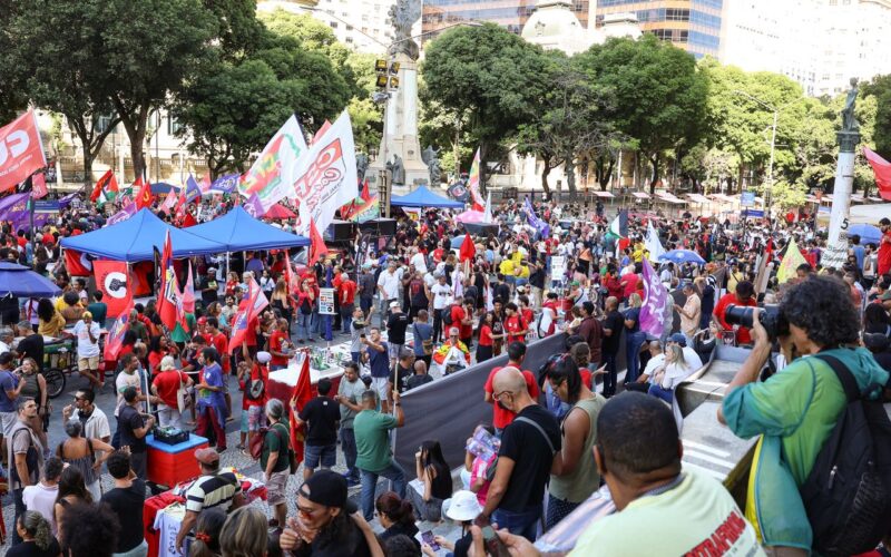 Fim da escala 6x1 une movimentos no ato de 1º de Maio no Rio