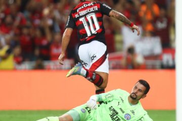 Flamengo vence com gol de Arrascaeta e lidera o Brasileiro