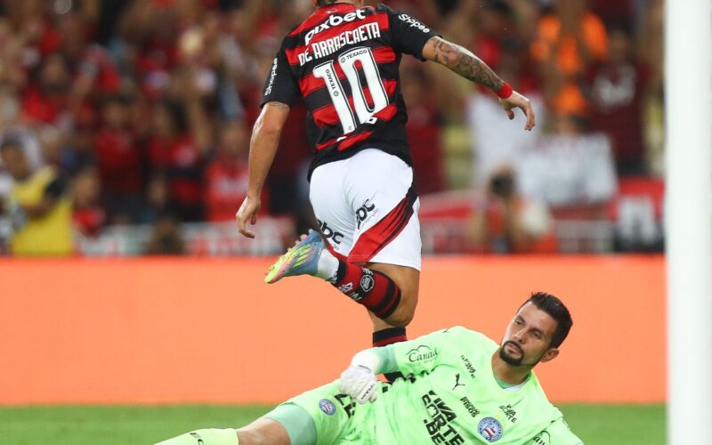 Flamengo vence com gol de Arrascaeta e lidera o Brasileiro