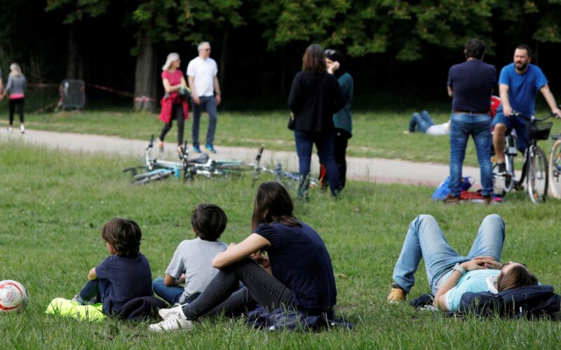 França proibirá fumar em praias, parques e perto de escolas