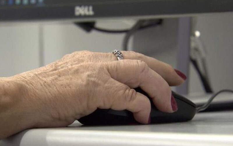 Idosos enfrentam barreiras digitais para acessar serviços do INSS