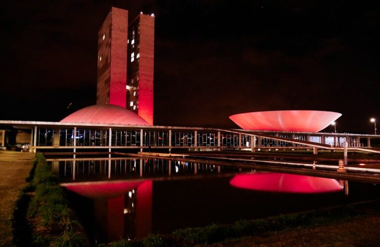 Iluminação vermelha no Congresso conscientiza sobre a talassemia - Notícias