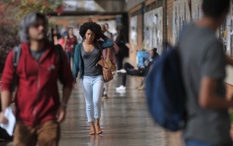 Iniciativa oferece bolsas para alunos negros acessarem ensino superior
