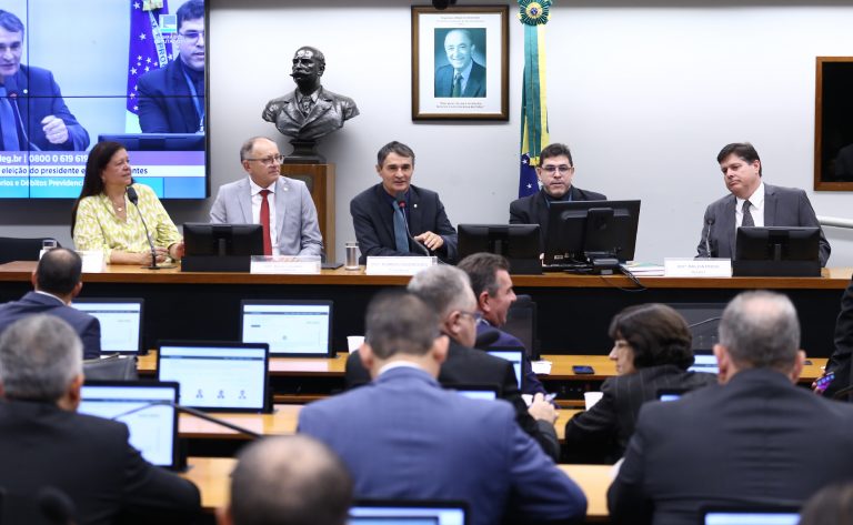 Instalada comissão sobre proposta que estende prazos para prefeituras parcelarem dívidas com a Previdência - Notícias
