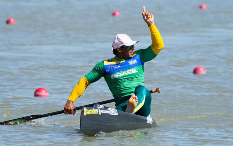 Isaquias Queiroz garante ouro na Copa do Mundo de canoagem velocidade