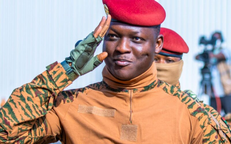 Líder anti-imperialista em Burkina Faso, Traoré se destaca na África