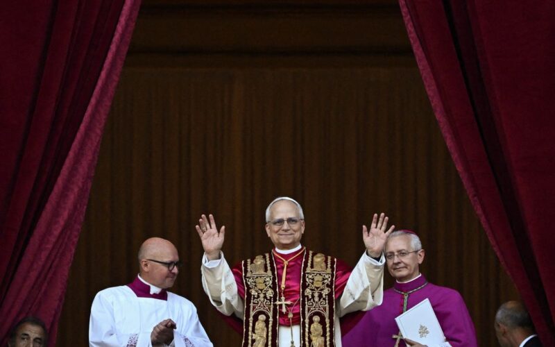 Lula cumprimenta novo papa e pede continuidade do legado de Francisco
