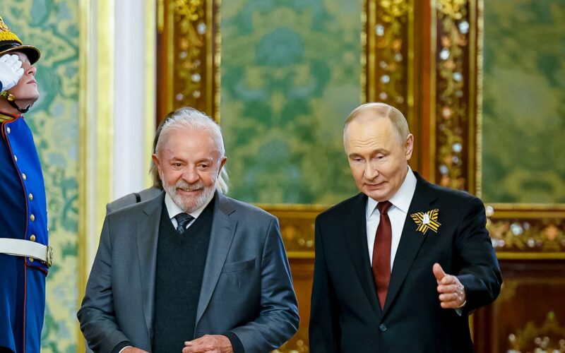 Lula estimula Putin a se reunir com Zelensky pela paz