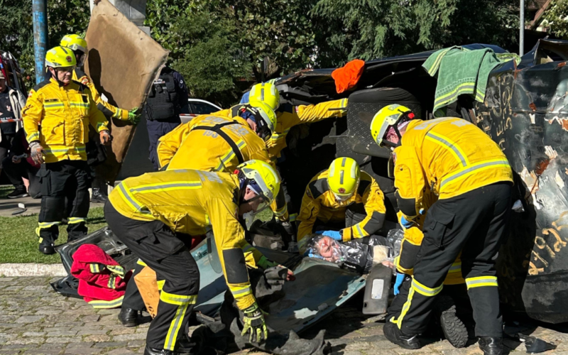 Maio Amarelo: simulado de resgate veicular para conscientização no trânsito é realizado em Blumenau