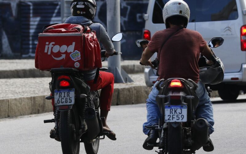 Mais de 32 milhões são autônomos informais ou trabalham sem carteira