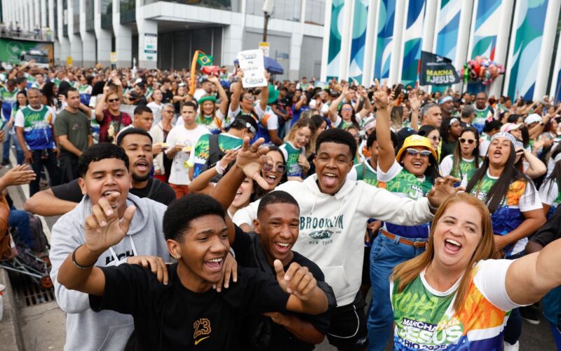 Marcha para Jesus reúne milhares de fiéis no centro do Rio de Janeiro