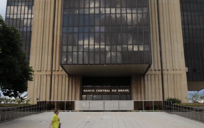 Mercado melhora expectativa sobre economia com PIB a 2,14%