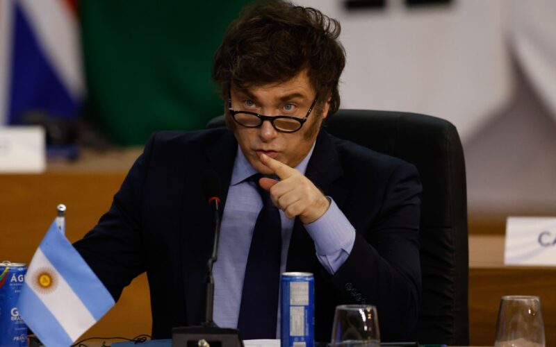 Milei restringe imigração e permanência de estrangeiros na Argentina