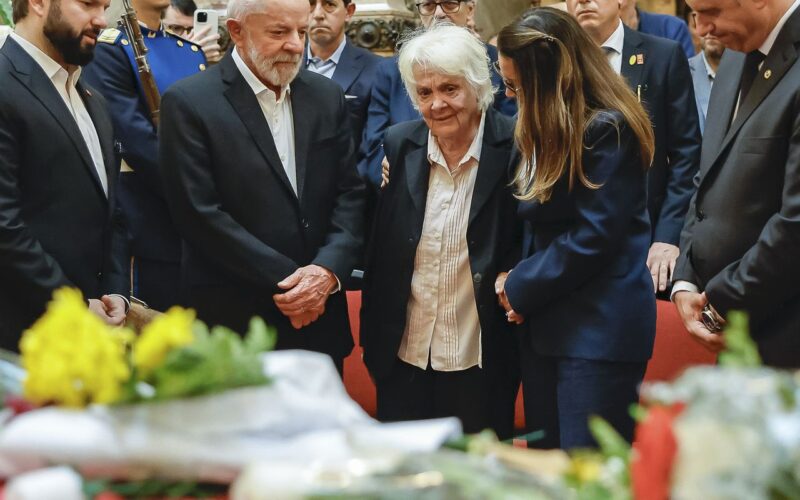 Milhares de uruguaios se despedem de Pepe Mujica em funeral