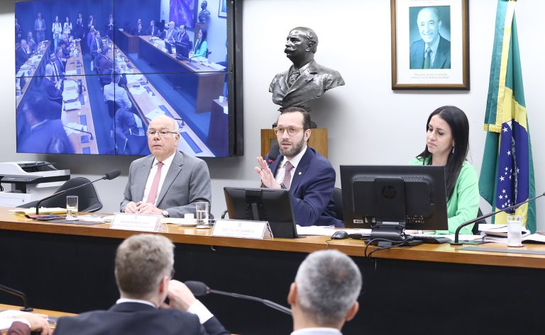 Ministro defende asilo diplomático a ex-primeira dama do Peru por "razões humanitárias" - Notícias