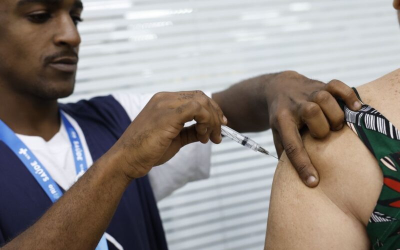Mobilização vacina profissionais da indústria em todo o país