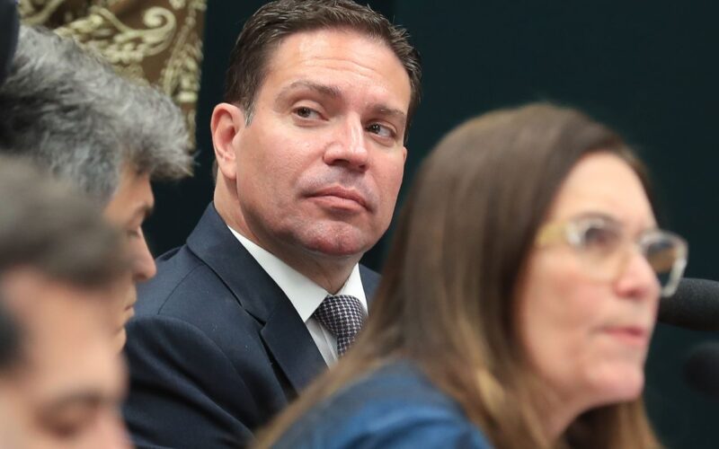 Moraes determina suspensão parcial da ação do golpe contra Ramagem