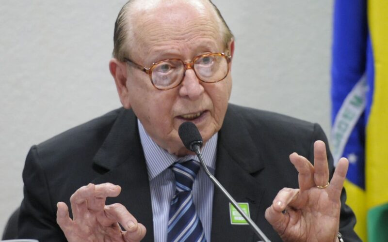 Morre no Rio, aos 97 anos, o escritor e gramático Evanildo Bechara