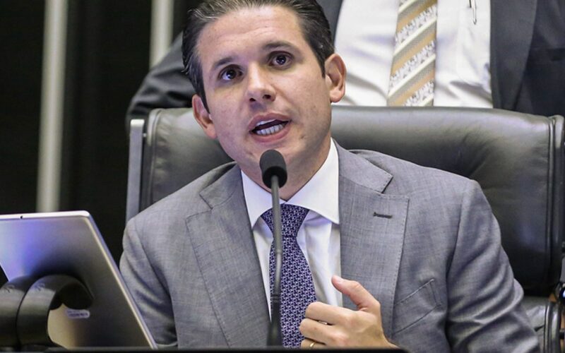 Motta diz que decisão sobre aumento do IOF sai ainda hoje