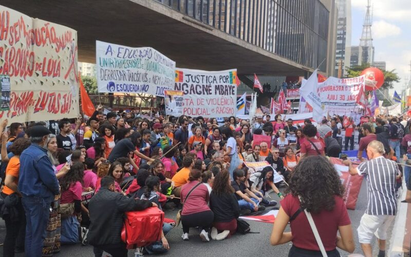 Movimentos sociais fazem ato "combativo" em SP pelo Dia do Trabalhador