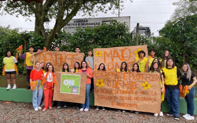 No Maio Laranja, escolas de SC conscientizam estudantes