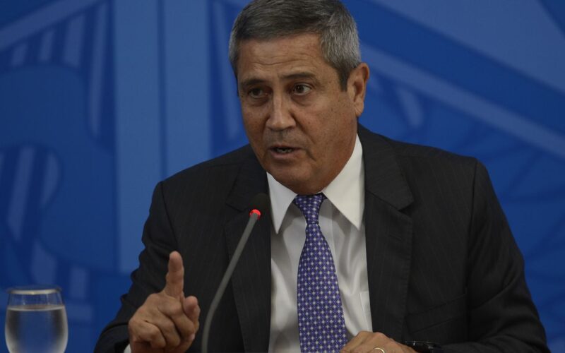 PGR defende que general Braga Netto siga em prisão preventiva