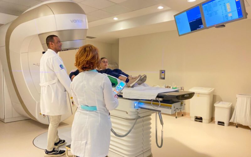Pacientes do Cepon começam a ser atendidos em novo acelerador linear mais moderno e eficiente