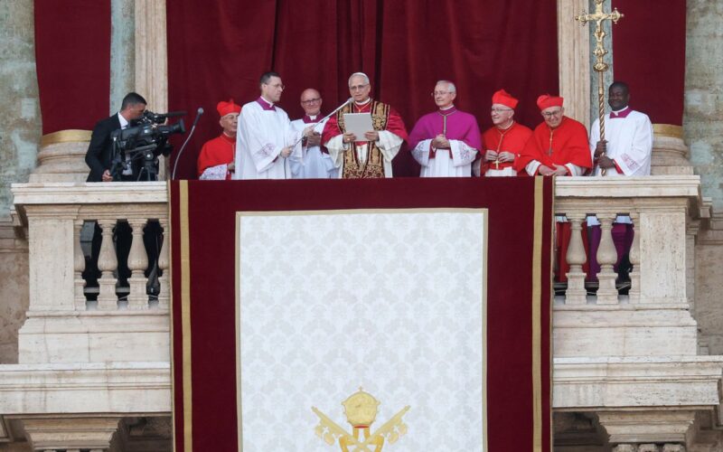 Papa Leão XIV pede paz e lembra Francisco: “ajudem a construir pontes”