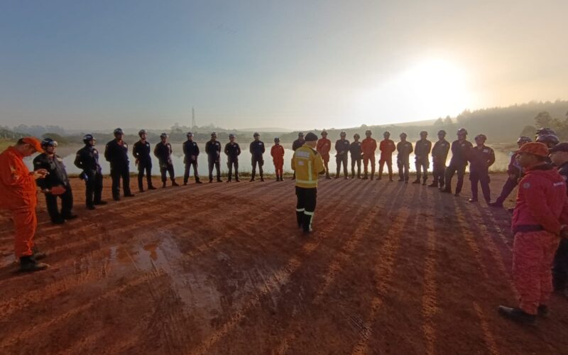 Parceria entre bombeiros militares de SC e do RS fortalece busca e resgate com cães em desastres naturais